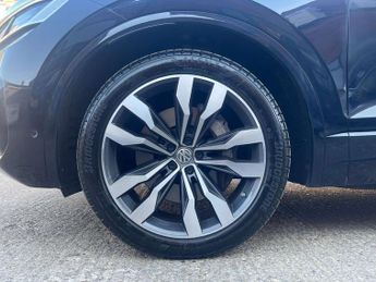 Volkswagen Touareg 3.0 TSI V6 R-Line Tech SUV 5dr Petrol Tiptronic 4Motion Euro 6 (