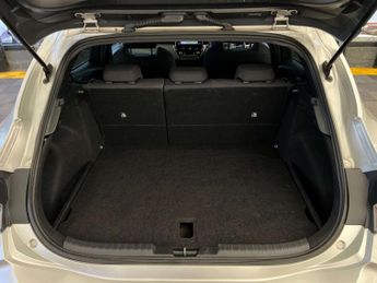 TOYOTA COROLLA 2.0 Corolla Design HEV CVT 5dr
