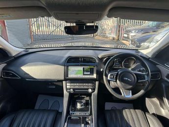 Jaguar F-PACE 2.0 D180 Portfolio SUV 5dr Diesel Auto AWD Euro 6 (s/s) (180 ps)