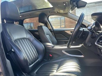 Jaguar F-PACE 2.0 D180 Portfolio SUV 5dr Diesel Auto AWD Euro 6 (s/s) (180 ps)