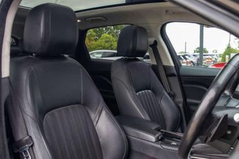 JAGUAR F-PACE 3.0 D300 V6 Portfolio SUV 5dr Diesel Auto AWD Euro 6 (s/s) (300 