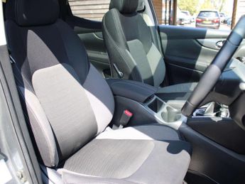 NISSAN QASHQAI 1.2 DIG-T N-Connecta AUTO 5dr