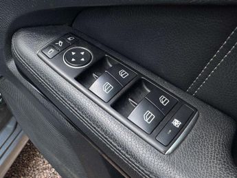 MERCEDES-BENZ E-CLASS 2.1 E220 SE CDi Auto 5dr