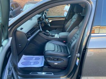 Volkswagen Touareg 3.0 TSI V6 R-Line Tech SUV 5dr Petrol Tiptronic 4Motion Euro 6 (