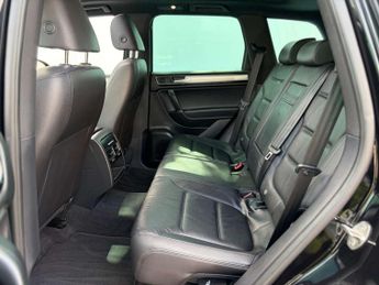 Volkswagen TOUAREG 3.0 Touareg V6 R-Line TDI BlueMotion Technology Auto 4WD 5dr