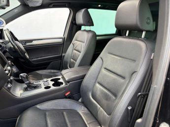 Volkswagen TOUAREG 3.0 Touareg V6 R-Line TDI BlueMotion Technology Auto 4WD 5dr