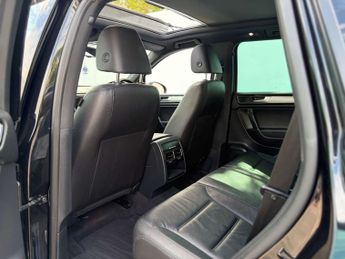 Volkswagen TOUAREG 3.0 Touareg V6 R-Line TDI BlueMotion Technology Auto 4WD 5dr