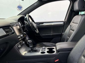 Volkswagen TOUAREG 3.0 Touareg V6 R-Line TDI BlueMotion Technology Auto 4WD 5dr