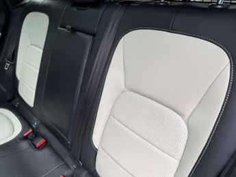 Jaguar F-PACE 2.0 F-PACE R-Sport AWD D Auto 4WD 5dr