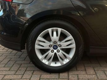 FORD FOCUS 1.6 Focus Titanium Navigator Auto 5dr