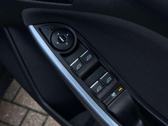 FORD FOCUS 1.6 Focus Titanium Navigator Auto 5dr