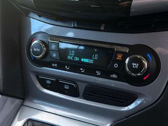 FORD FOCUS 1.6 Focus Titanium Navigator Auto 5dr