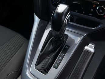 FORD FOCUS 1.6 Focus Titanium Navigator Auto 5dr