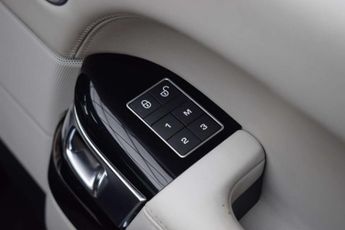 Land Rover RANGE ROVER 3.0 Range Rover Autobiography TDV6 Auto 4WD 5dr
