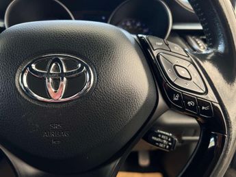 TOYOTA C-HR 2.0 C-HR Design HEV CVT 5dr