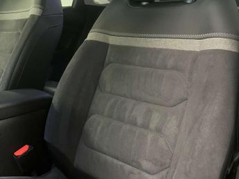 CITROEN C4 X e-C4 X Shine + 4dr