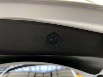 TESLA MODEL 3 Model 3 Standard Range + 4dr