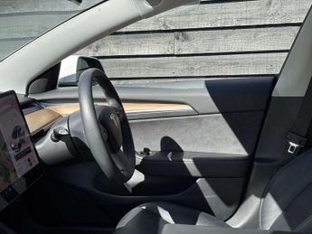 TESLA MODEL 3 Model 3 Standard Range + 4dr