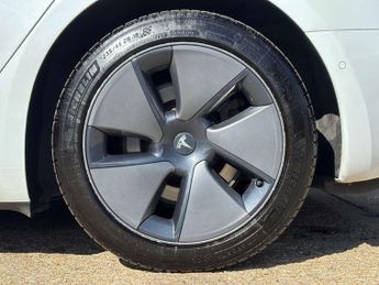 TESLA MODEL 3 Model 3 Standard Range + 4dr