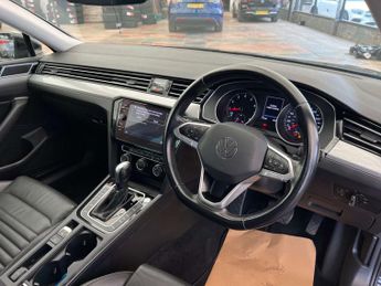 VOLKSWAGEN PASSAT 1.5 Passat SEL TSi Evo Semi-Auto 4dr