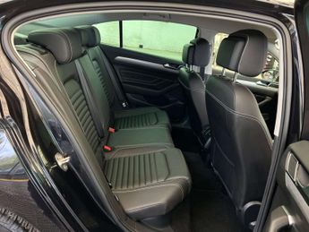 VOLKSWAGEN PASSAT 1.5 Passat SEL TSi Evo Semi-Auto 4dr