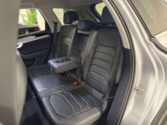 VOLKSWAGEN TOUAREG 3.0 Touareg V6 SEL Tech TDI Auto 4WD 5dr