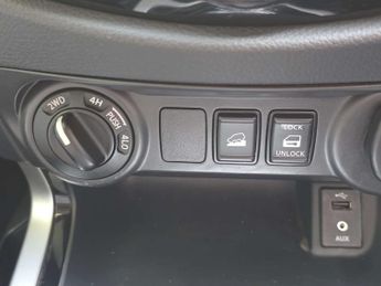 NISSAN NAVARA 2.3 Navara Tekna dCi Auto 4WD 5dr