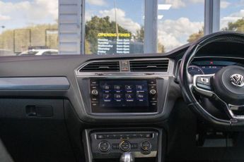 VOLKSWAGEN TIGUAN 2.0 TDI R-Line SUV 5dr Diesel DSG Euro 6 (s/s) (150 ps)