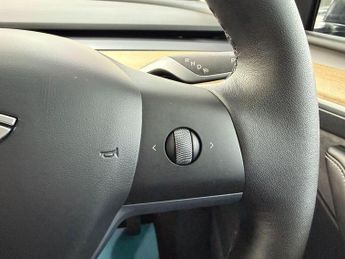 Tesla Model Y SUV (2021 - 2025)