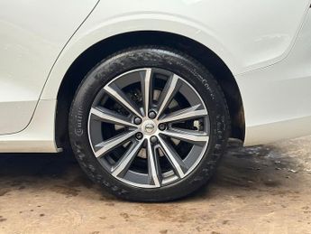 Volvo V60 B4 MHEV Momentum