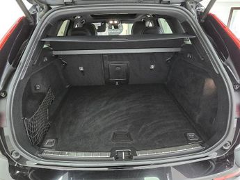 Volvo XC60 B4 MHEV R-Design