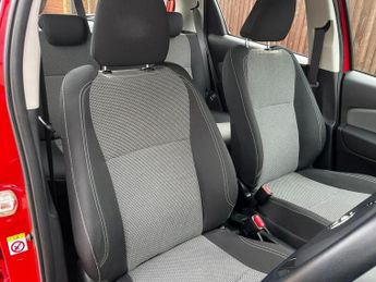 Toyota Yaris HYBRID ICON