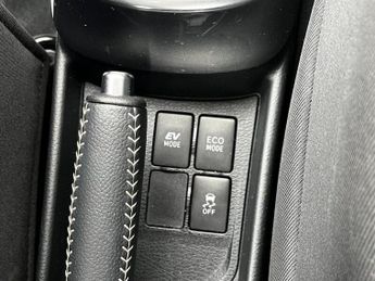 Toyota Yaris HYBRID ICON