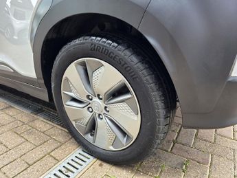 Hyundai KONA 64kWh Premium SE SUV 5dr Electric Auto (7kW Charger) (204 ps)
