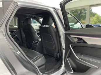Jaguar F-PACE P400e R-Dynamic SE