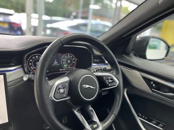 Jaguar F-PACE P400e R-Dynamic SE