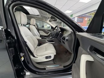 Jaguar F-PACE P250i Portfolio
