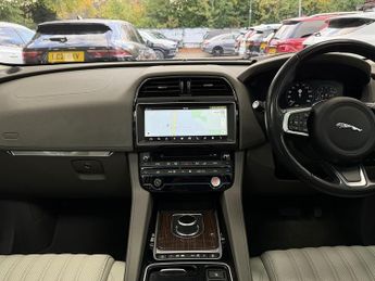 Jaguar F-PACE P250i Portfolio
