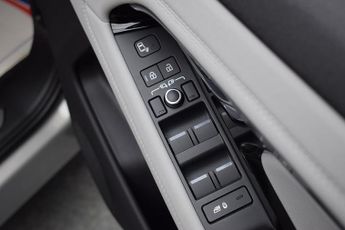 Land Rover Range Rover Evoque 2.0 P250 MHEV R-Dynamic SE SUV 5dr Petrol Auto 4WD Euro 6 (s/s) 