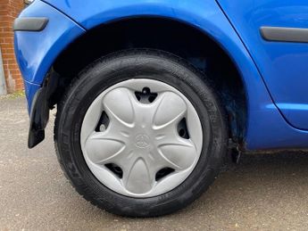 Toyota Yaris 1.0 VVT-i 16v GLS Hatchback 5dr Petrol Manual (137 g/km, 67 bhp)