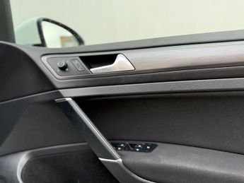 Volkswagen e-Golf 35.8kWh e-Golf Hatchback 5dr Electric Auto (136 ps)