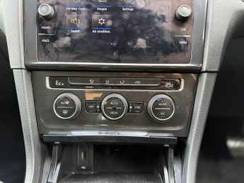 Volkswagen e-Golf 35.8kWh e-Golf Hatchback 5dr Electric Auto (136 ps)