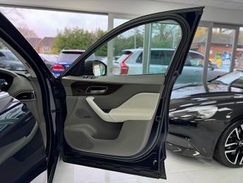 Jaguar F-PACE P250i Portfolio