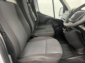 Nissan Interstar Interstar 2.3 dCi 35 Tekna FWD L3 H2 Euro 6 4dr