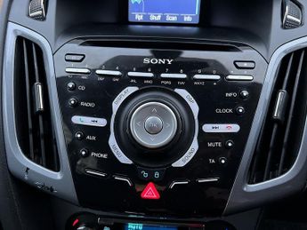 Ford Focus 1.6 Titanium Hatchback 5dr Petrol Powershift Euro 5 (125 ps)