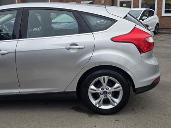 Ford Focus 1.6 Zetec Hatchback 5dr Petrol Powershift Euro 5 (125 ps)