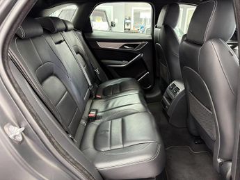 Jaguar F-PACE P400e R-Dynamic SE