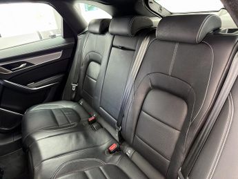Jaguar F-PACE P400e R-Dynamic SE