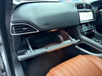 Jaguar F-PACE P250i Portfolio