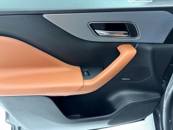 Jaguar F-PACE P250i Portfolio